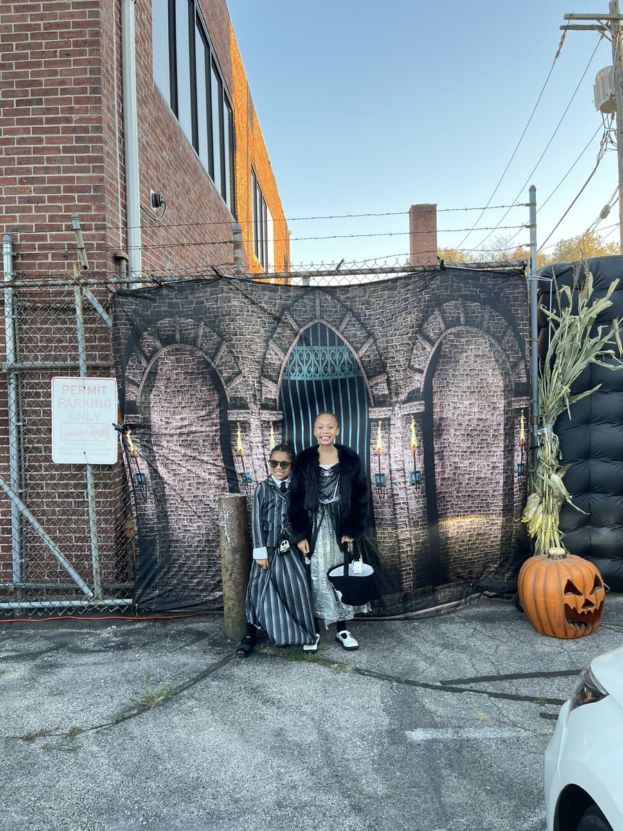 Fire1873's tweet photo. Philadelphia Fire/EMS Explorers hosted a community trunk or treat and a silent DJ overnight for our explorers. Thank you to Valiants and SAPFA for helping to sponsor our youth. PFD Explorers are Community Focused and Response Ready! https://t.co/PrTrGDtXT4