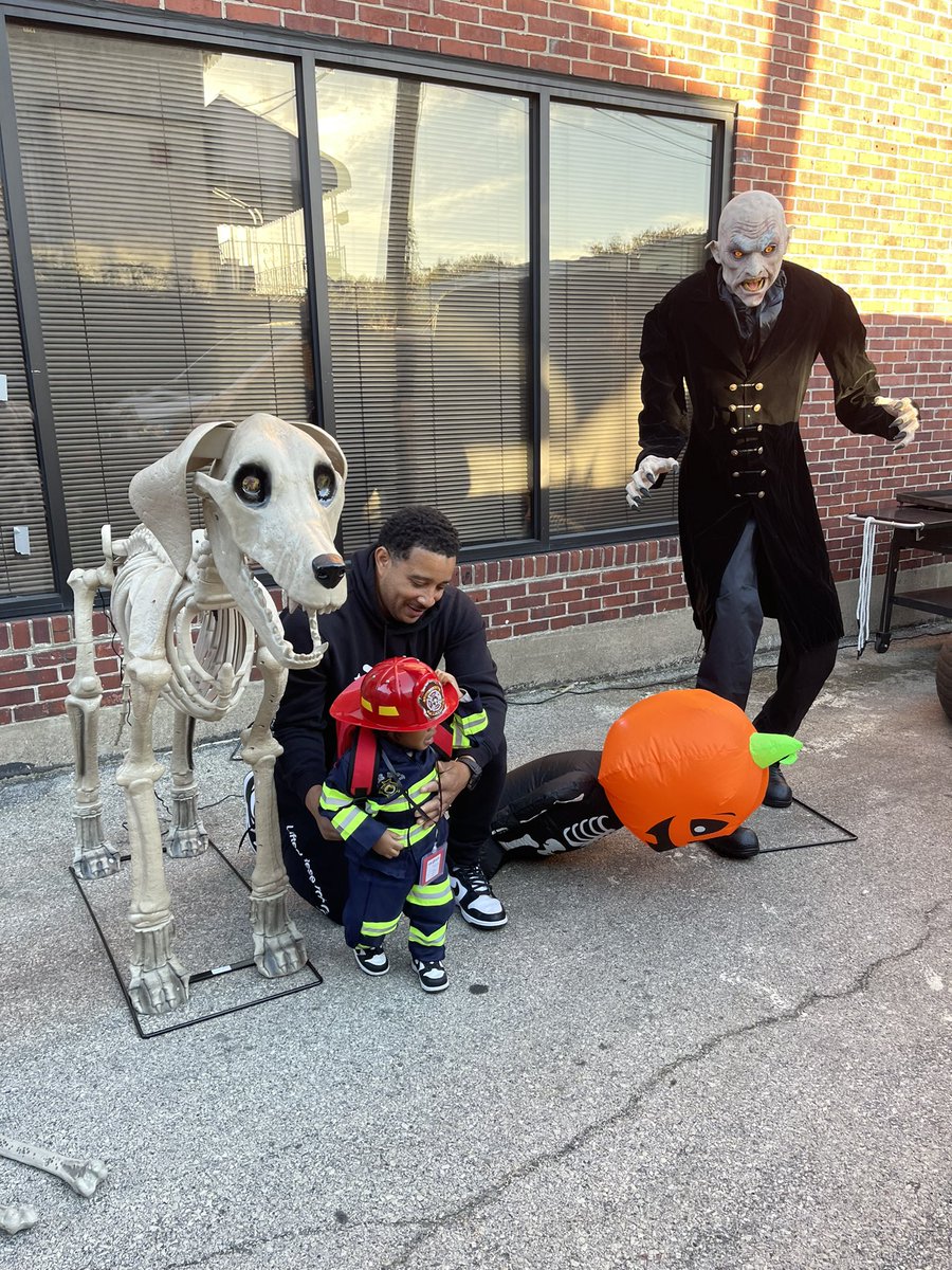 Fire1873's tweet photo. Philadelphia Fire/EMS Explorers hosted a community trunk or treat and a silent DJ overnight for our explorers. Thank you to Valiants and SAPFA for helping to sponsor our youth. PFD Explorers are Community Focused and Response Ready! https://t.co/PrTrGDtXT4