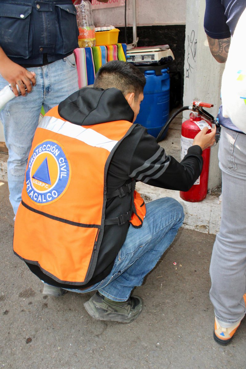 IztacalcoAl's tweet photo. En #LaAlcaldíaDelPueblo trabajamos por tu seguridad y la de nuestros visitantes. 

Elementos de Protección Civil Iztacalco recorren y supervisan las inmediaciones del Autódromo Hermanos Rodríguez durante el segundo día del Gran Premio de México @F1 . 👷🏻‍♀️👷🏻‍♂️🏎️ https://t.co/F6mmmnIk1x