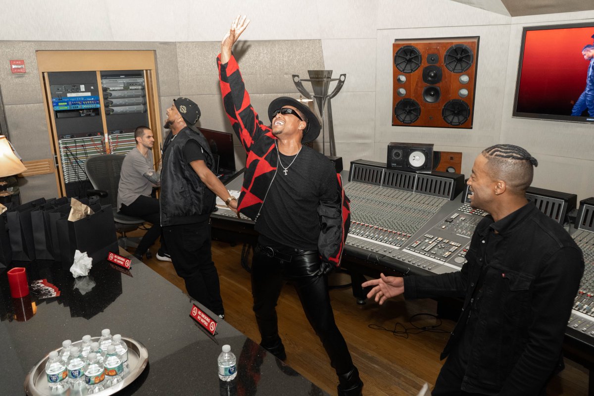 torionsellers's tweet photo. One of dem ones! Surrounded by my team, fam, and supporters, we celebrated the journey, the grind, and everything in btwn. Grateful for the energy + everyone who came out. Big things coming, and I can’t wait to share it all with y’all. 💪🏾🎶 

#Torion #GoingDown https://t.co/NYj4SsoE61