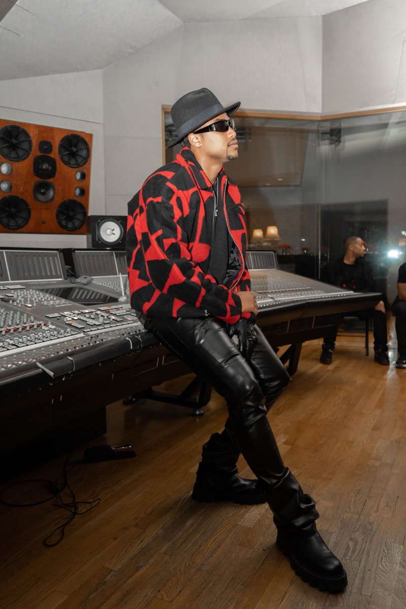 torionsellers's tweet photo. One of dem ones! Surrounded by my team, fam, and supporters, we celebrated the journey, the grind, and everything in btwn. Grateful for the energy + everyone who came out. Big things coming, and I can’t wait to share it all with y’all. 💪🏾🎶 

#Torion #GoingDown https://t.co/NYj4SsoE61