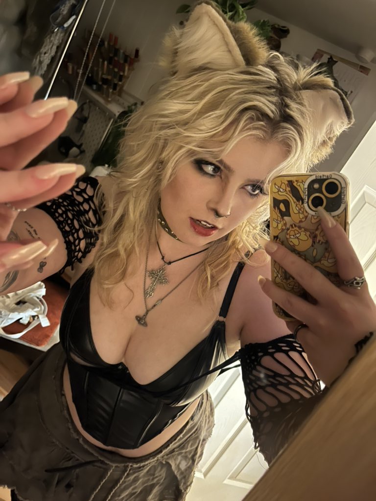 Halloween = socially acceptable puppy girl 🐶💕