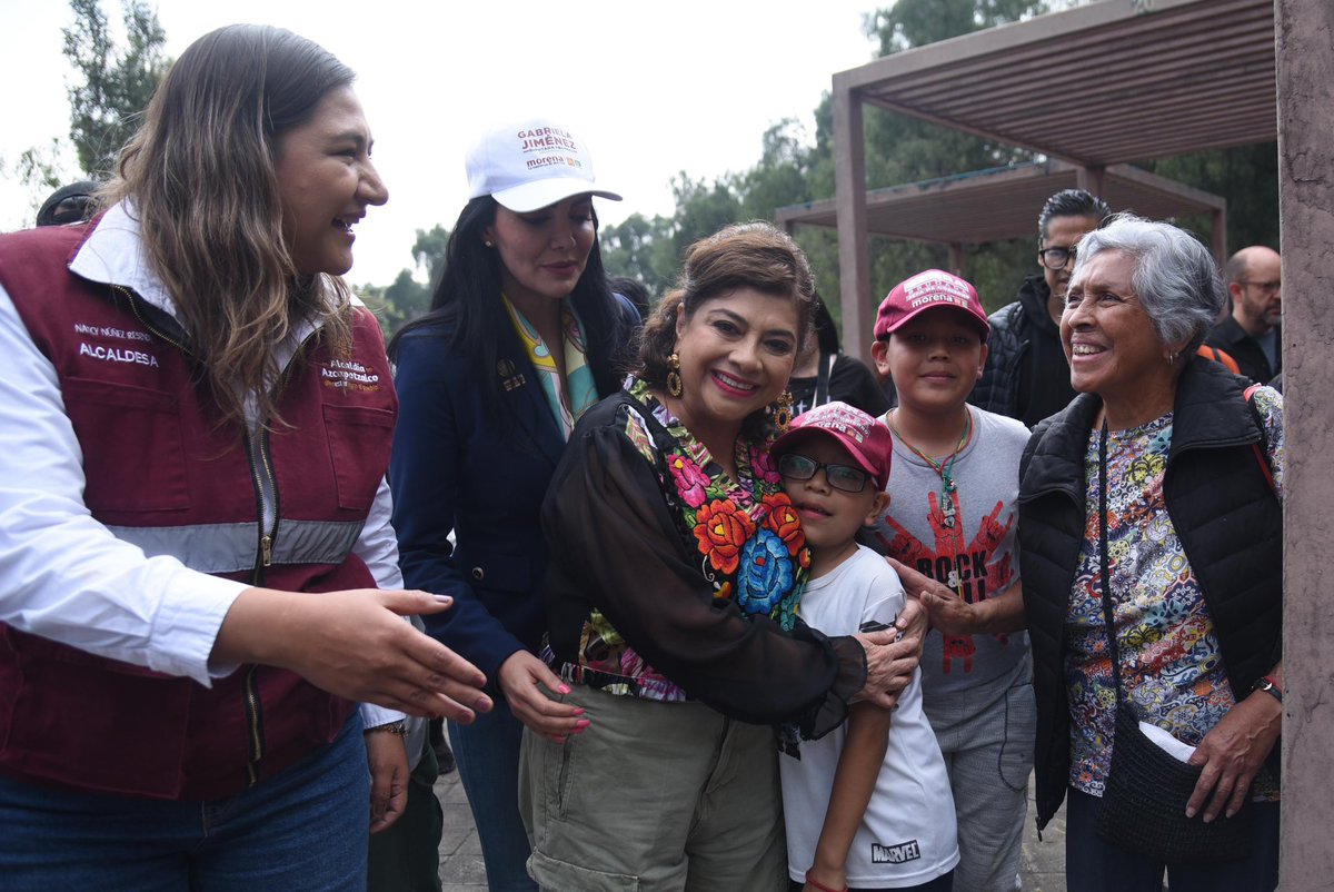 GobCDMX's tweet photo. 🎉 ¡A💛L💙E💜G🩷R🩵Í💚A! 🎉

🌳 Arbolar
🧹 Limpiar 
✨ Embellecer 
Para 
🤩 Gozar
😁 Reír 
🫂 Incluir 
❤️ Amar

📸 La #JefaDeGobierno, @ClaraBrugadaM, inauguró el Programa Parques “Alegría”, en el parque “Tezozomoc” en la alcaldía Azcapotzalco, con el objetivo de transformar los espacios públicos abandonados, en toda la Ciudad de México, en áreas verdes recreativas donde puedan convivir de manera digna las niñas, niños, adultos mayores, mujeres, familias y animales de compañía. 🐶🌳🧑‍🧑‍🧒‍🧒