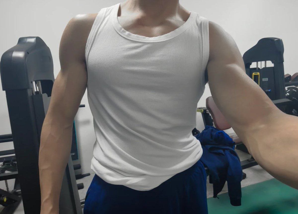 Fatisii1's tweet photo. 周末休息，早起的时候硬如铁 小骚逼想来亲吻我的大屌和大脚吗？😍舔舒服了我直接让你爽上天😎#消防员的日常生活！ https://t.co/23JVNJEdw0
