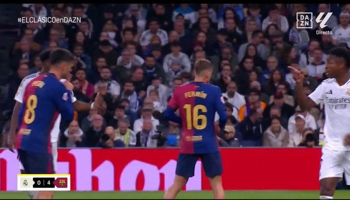 BarcaUniversal's tweet photo. Vinicius told something to Pedri during the match.

Pedri’s response: "🤫" https://t.co/i52bEBh4PE