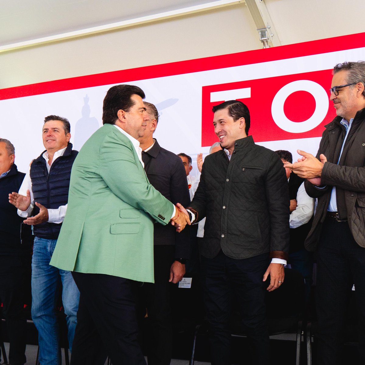 RodMonsalvoC's tweet photo. Hoy acudí a la toma de protesta del nuevo Comité Ejecutivo Estatal de #CATEM #Querétaro, encabezado por @Erikqro, con la presencia de nuestro Gobernador @makugo y el lider nacional de CATEM, @PedroHacesO. ¡Enhorabuena! 👏🏻 https://t.co/p4ZfHLNDeJ