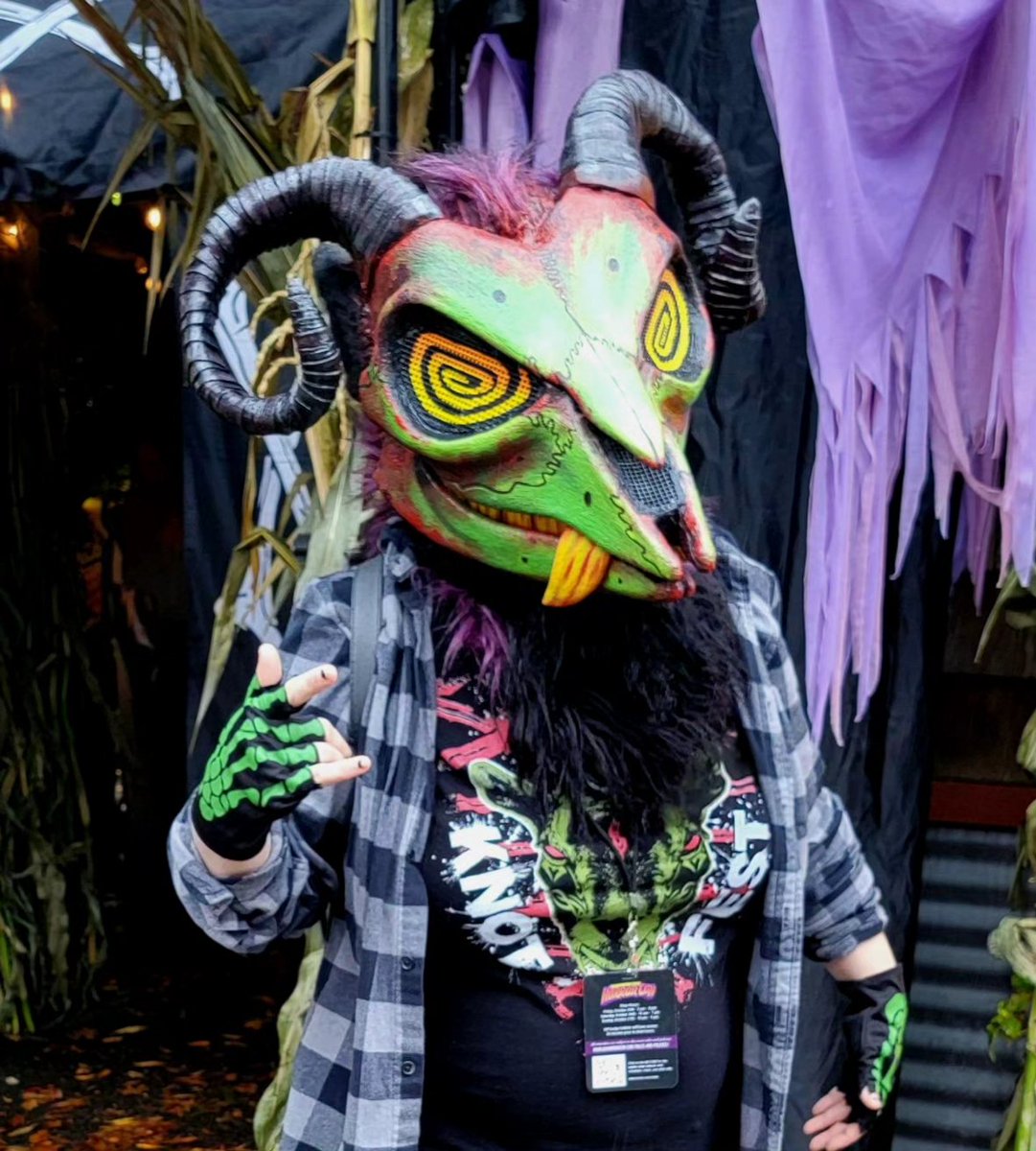 ZombunnyC's tweet photo. Went to the @wahorrorcon today and had a blast wearing Dante! 🎃 https://t.co/3oQmrWNhnK