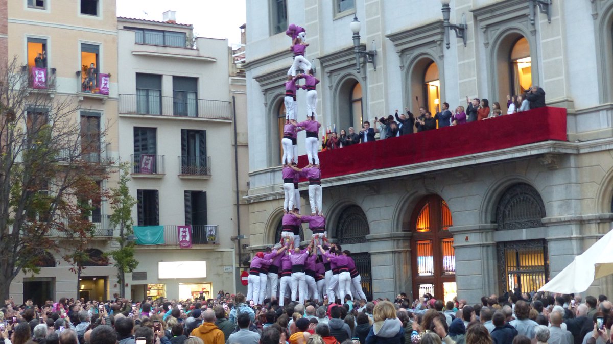 xek_in's tweet photo. 💜TRIPLETA VILAFRANQUINA💜

Quin orgull repetir i millorar la feinada del Concurs.

Novament la millor. I a casa.

Orgull morat, amor immens a aquesta colla.

Un dia i una temporada que duraran anys, @moixiganguers !

#castells #Igualada https://t.co/tv56XRqlgx