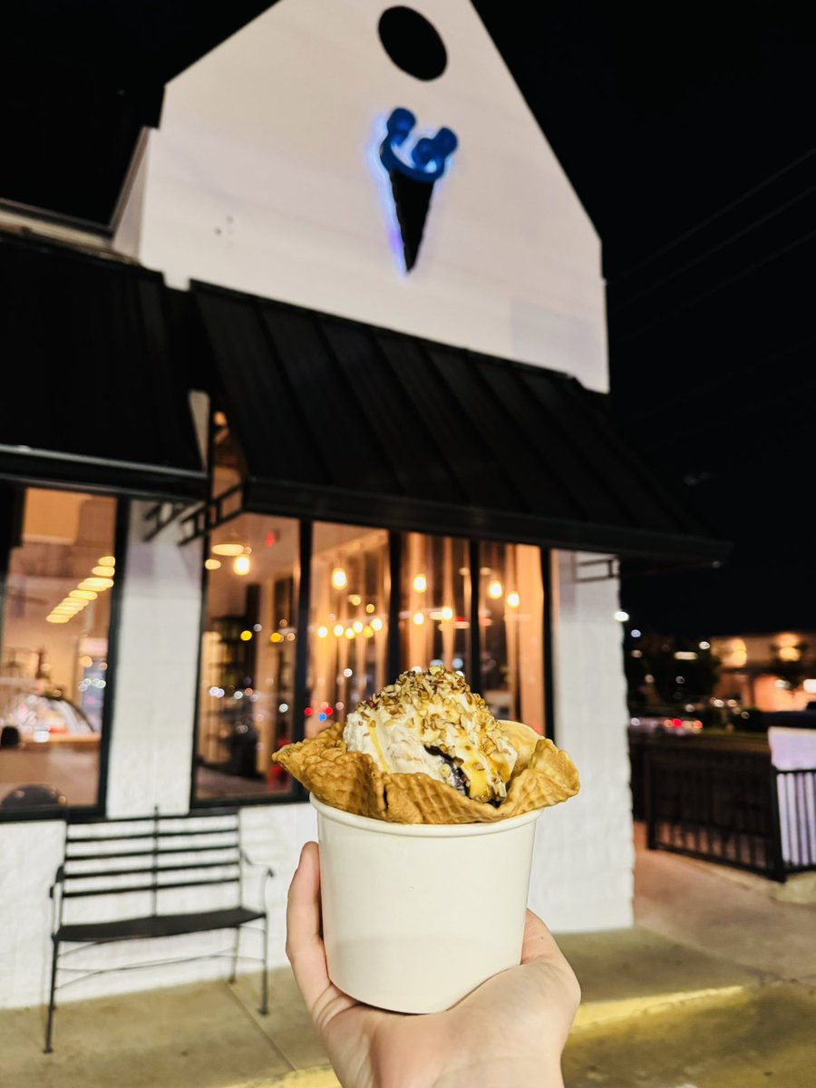 ChurnAndSpoon's tweet photo. The Our Favorite Signature Combo in a waffle bowl with hot fudge, caramel drizzle, and pecan pieces! Ice cream made fresh on Starkville daily! https://t.co/KXWq4F6uNV