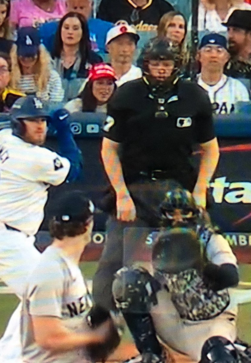 VinnYX1776's tweet image. #MAGAhat at the World Series front and center.