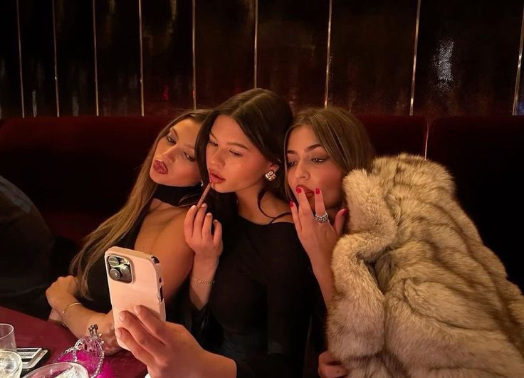 _annnsophie's tweet photo. girls night out https://t.co/ZhcWAC7Je4