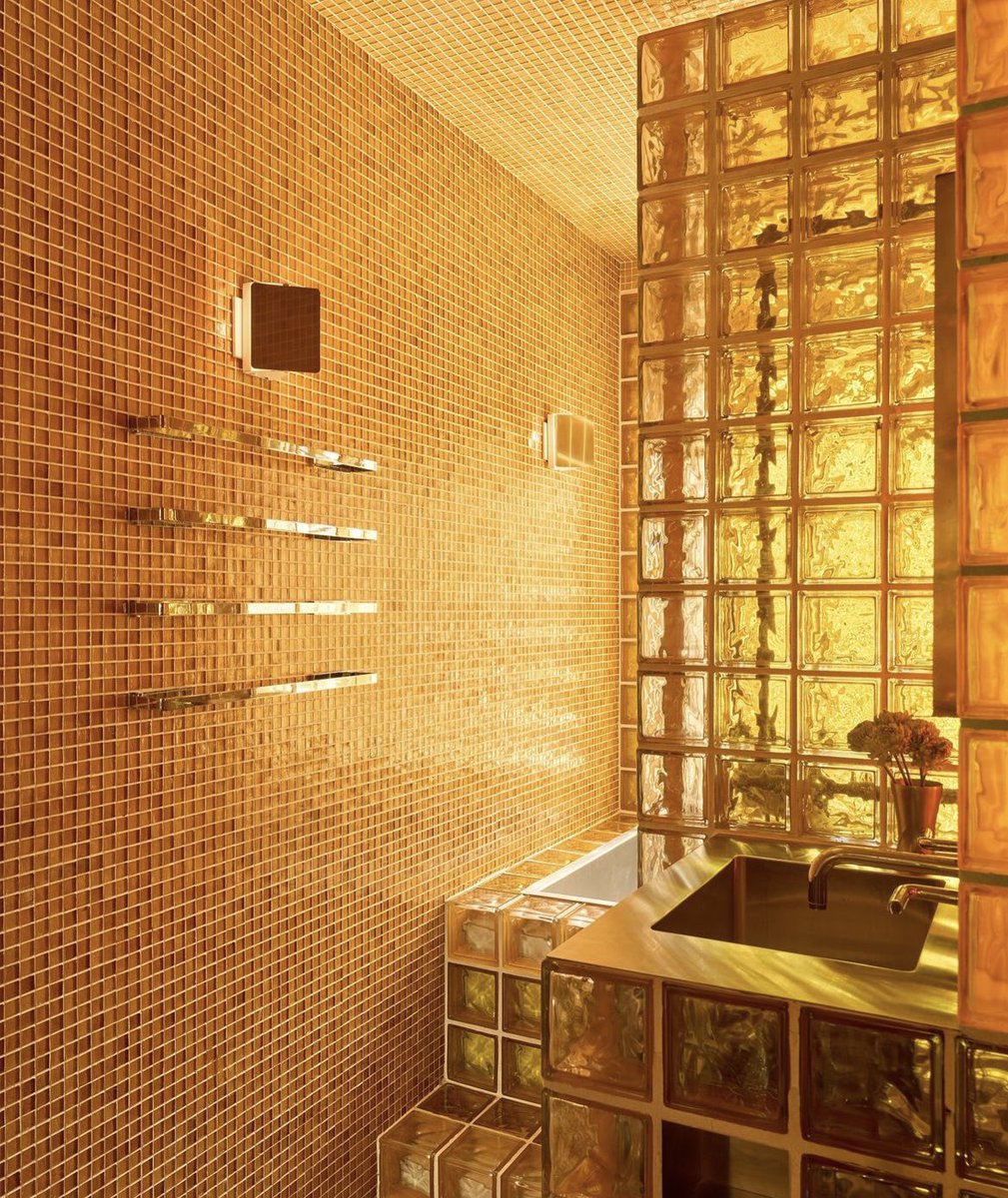 luusssso's tweet photo. Can’t get over this yellow bathroom design at a home in Los Angeles https://t.co/walFoVuWtQ