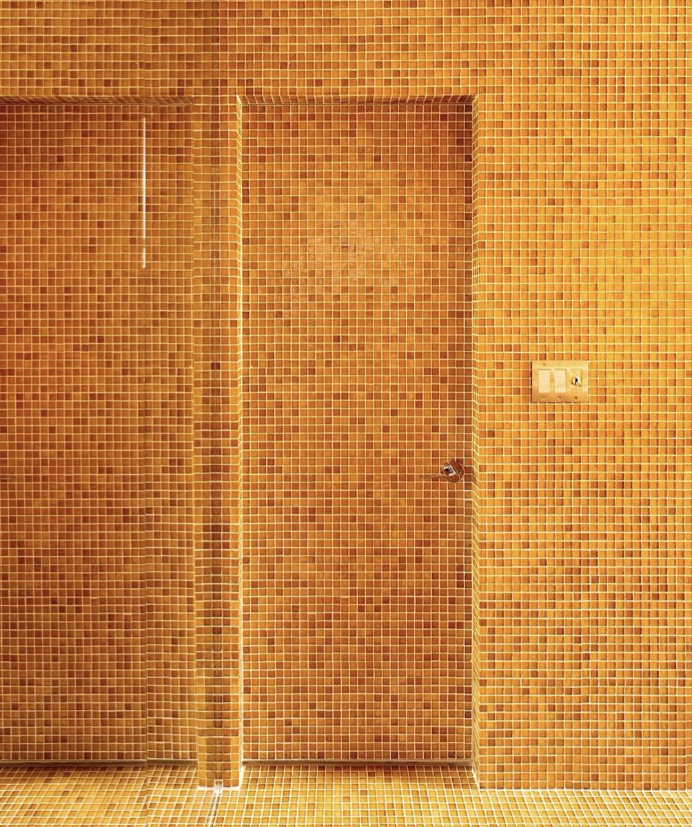 luusssso's tweet photo. Can’t get over this yellow bathroom design at a home in Los Angeles https://t.co/walFoVuWtQ