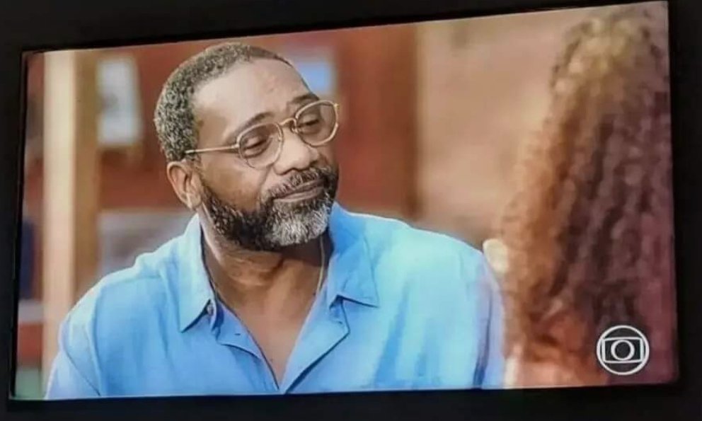 MV BILL fazia rap criticando a Globo e dizendo que otário se vendia pro sistema trabalhando na tv de porteiro, hoje ele tá trabalhando com papel de porteiro na Globo.
O sistema não só te corrompe, ele te humilha