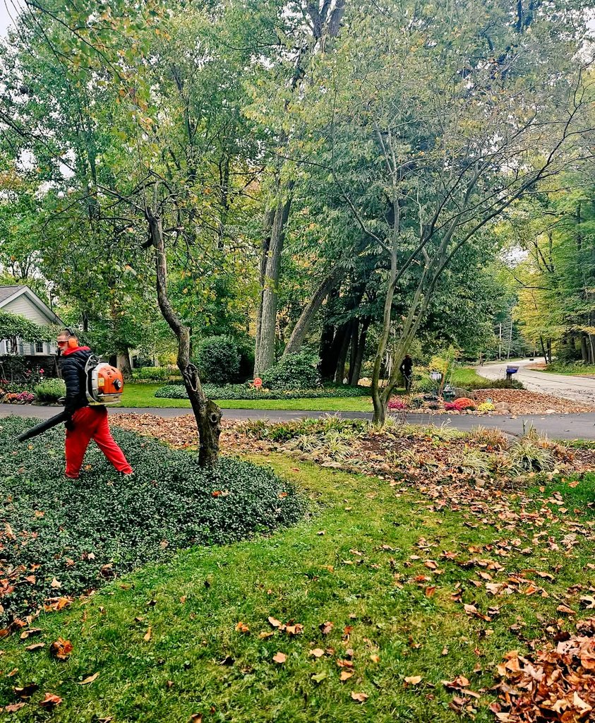 kevingoodmanBBN's tweet photo. It's not too late to schedule your fall leaf and yard cleanups.
Our son Danny has a few spots left 4 his Crew 2 schedule ur clean up 
Commercial or Residential this Fall
Free estimates 216.440.5449 @DGPicturePerfect Instagram
#Landscaping #CLE #TheHts #Chagrin
#FallLeafCleanUp https://t.co/CCkgG4Lqgf