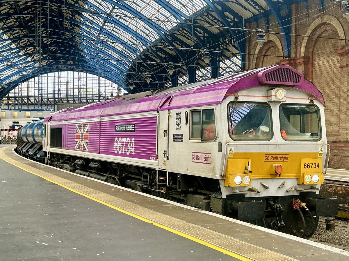 lukehouse313's tweet image. GBRf 66734 At Brighton Under The Roof On An RHTT Working