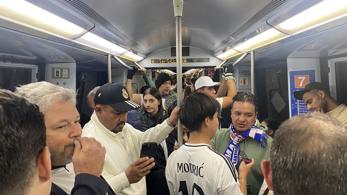 pereroca74's tweet photo. Al metro de Madrid fan mala cara. Què ho fa? 😜 #frac1 #fcbarcelona #barça https://t.co/JeUZRCXGQr