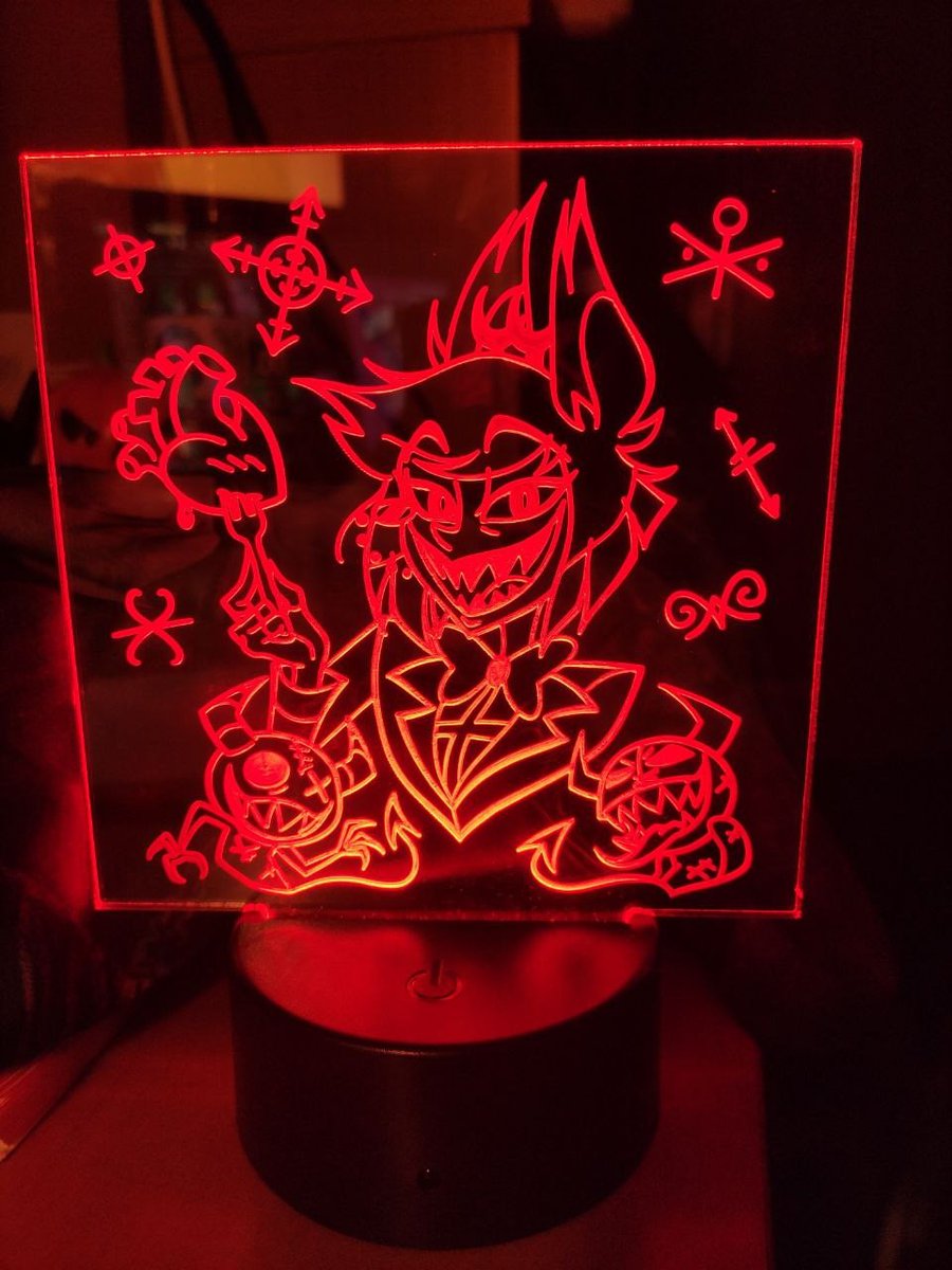 Finally!! Here's Alastor, the Radio Demon with your heart in his possession.
Third LED lamp 🎃Halloween edition🎃 of Hazbin Hotel!! 💕

Hope you like it!!

If you're interested in getting one, you can contact me or visit my profile!

#Alastor #radiodemon #hazbinhotel #radioapple