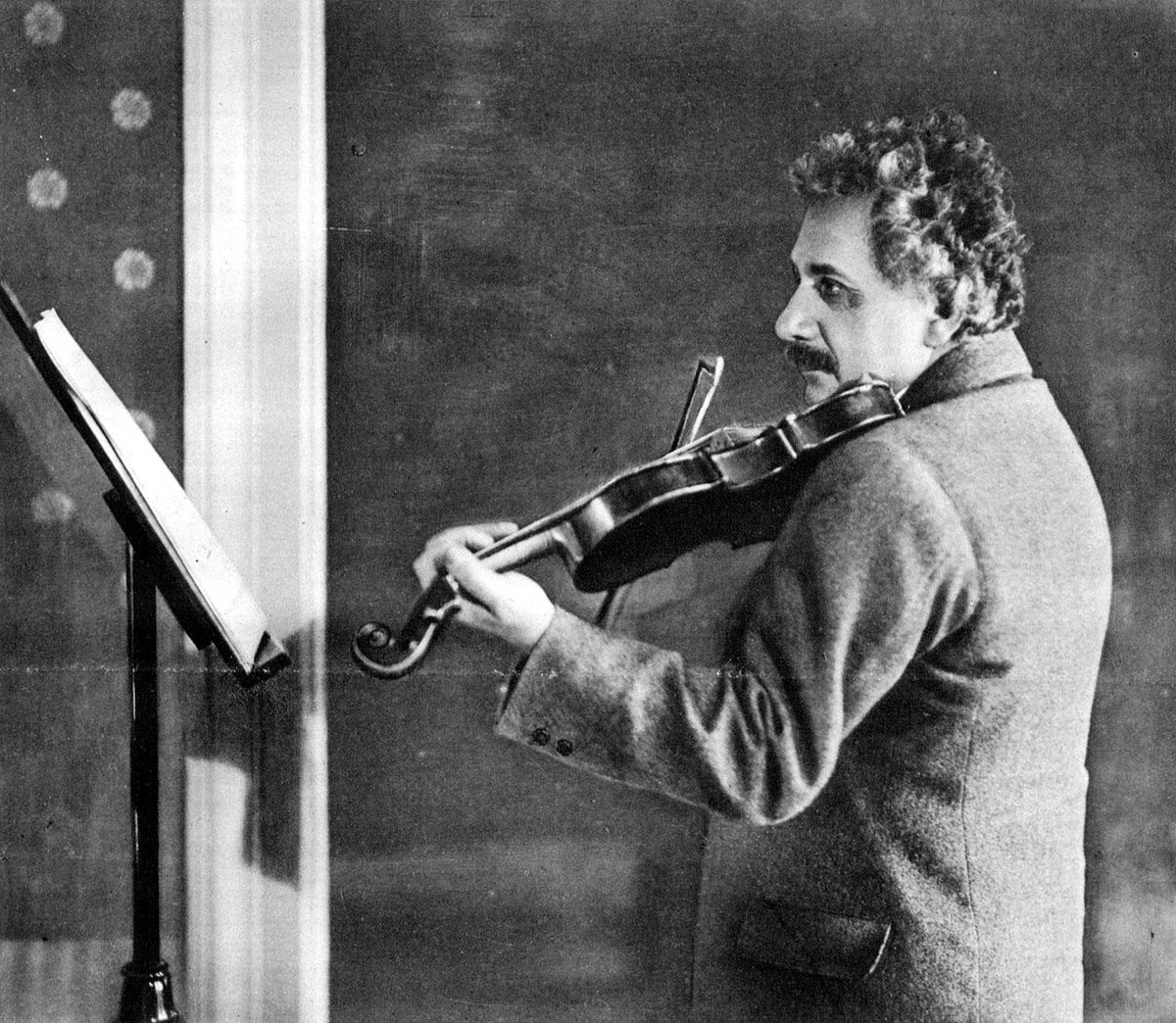 Einstein playing the violin, 1927. ✍️