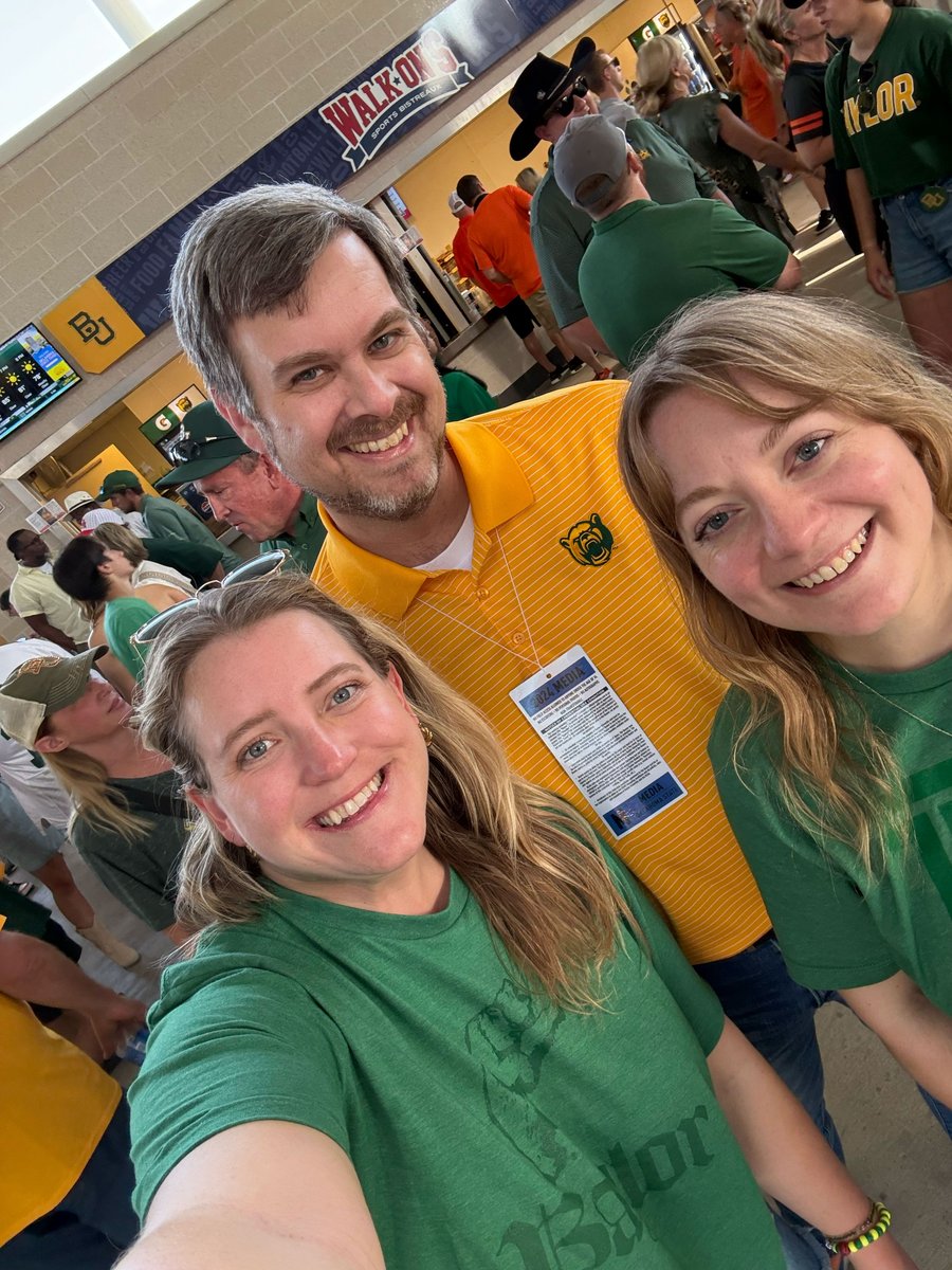 astrosjeff's tweet image. We call #BaylorHomecoming a Baylor Family reunion for a reason. 💚💛

So good to get to see and catch up with two of my former team members! Over the last decade, @rachmillmod and @carlyeEliz played big parts in making Baylor social media what it is today. #SicEm