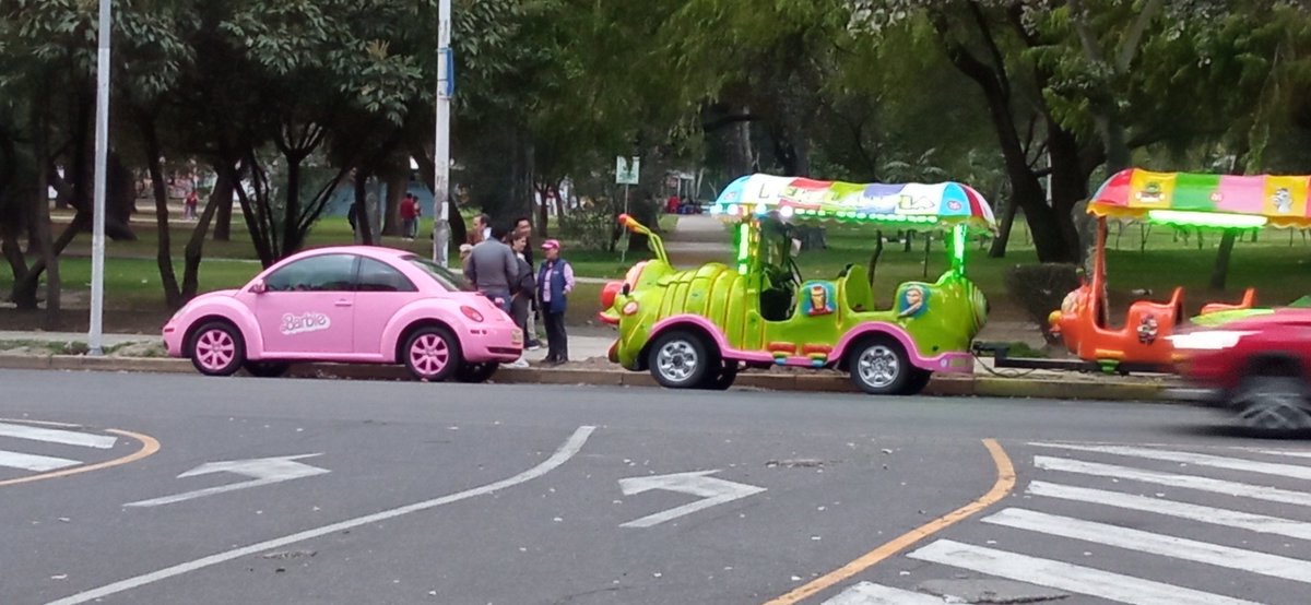 85Estebancer's tweet photo. Jajajajjajaja el gusanito le chocó al Carro de Barbie. Todo son malas noticias en el Ecuador https://t.co/h8JYFJAev2