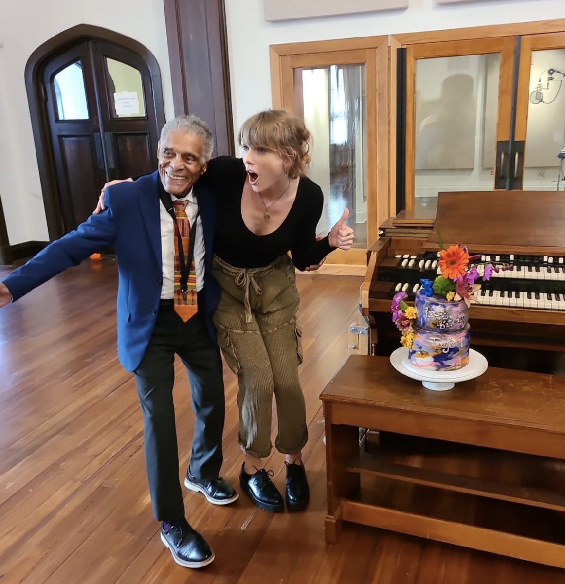 taylorswiftbr's tweet photo. Chocante!

Taylor Swift gravou “Fresh Out The Slammer”, “Florida!!!” e “Who’s Afraid of Little Old Me?” no Esplanade Studios, em New Orleans, em seu aniversário de 33 anos (13 de dezembro de 2022). 🤯

A informação foi confirmada por membros da orquestra. https://t.co/4BCiuVQAPx
