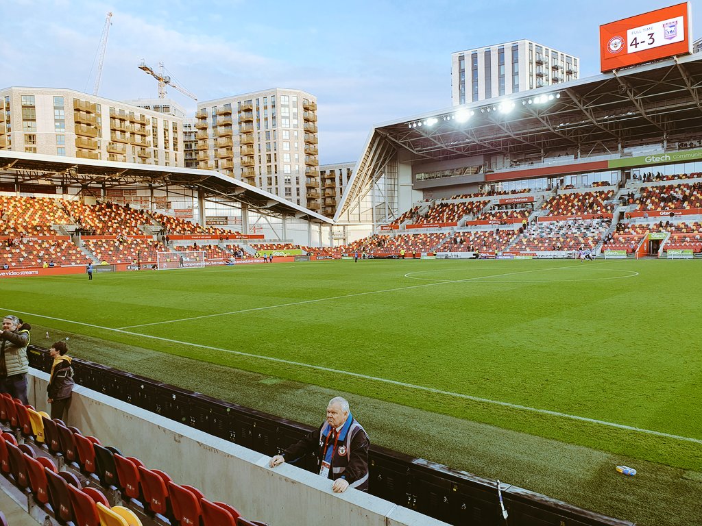 Haunted_Ape's tweet photo. 📆 26/10/2024
🕒 15:00
🏟 Gtech Community Stadium
🏆 Premier League
👥 17,109
⚽️ @BrentfordFC 🆚 @IpswichTown
🎟 Gifted
🥅 4-3
Crazy match, Town scored 2 early Bees recovered 2-2 ht. Bees 3-2 up Town 🟥 card but equalised. Bees 4-3 in 96th Town hit post in 97th!
🤯
#Groundhopping https://t.co/PqBjjPmIfV