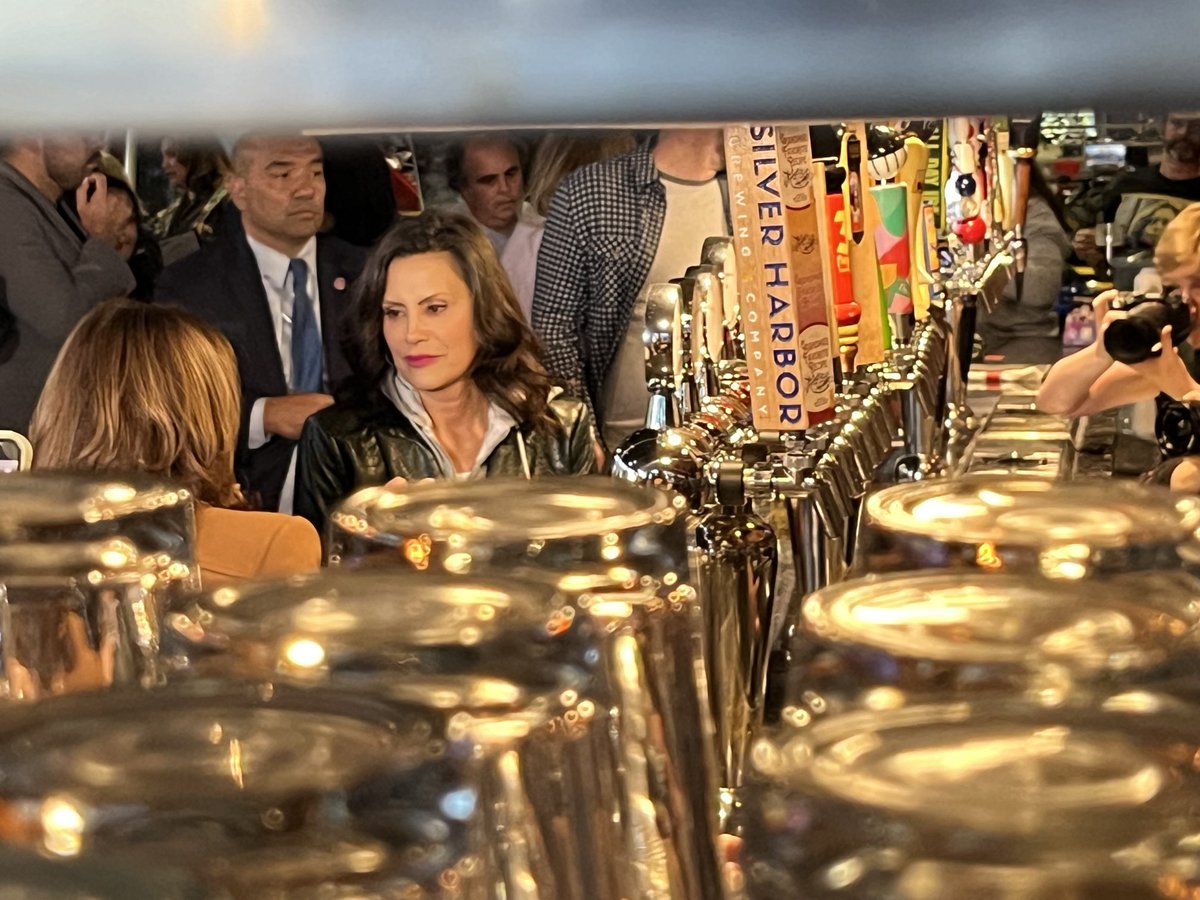 DNBethLeBlanc's tweet photo. Vice President Kamala Harris and Gov Gretchen Whitmer have stopped at a Kalamazoo restaurant after the rally. 

Both ordered Oberon. https://t.co/6a70BMUXhj