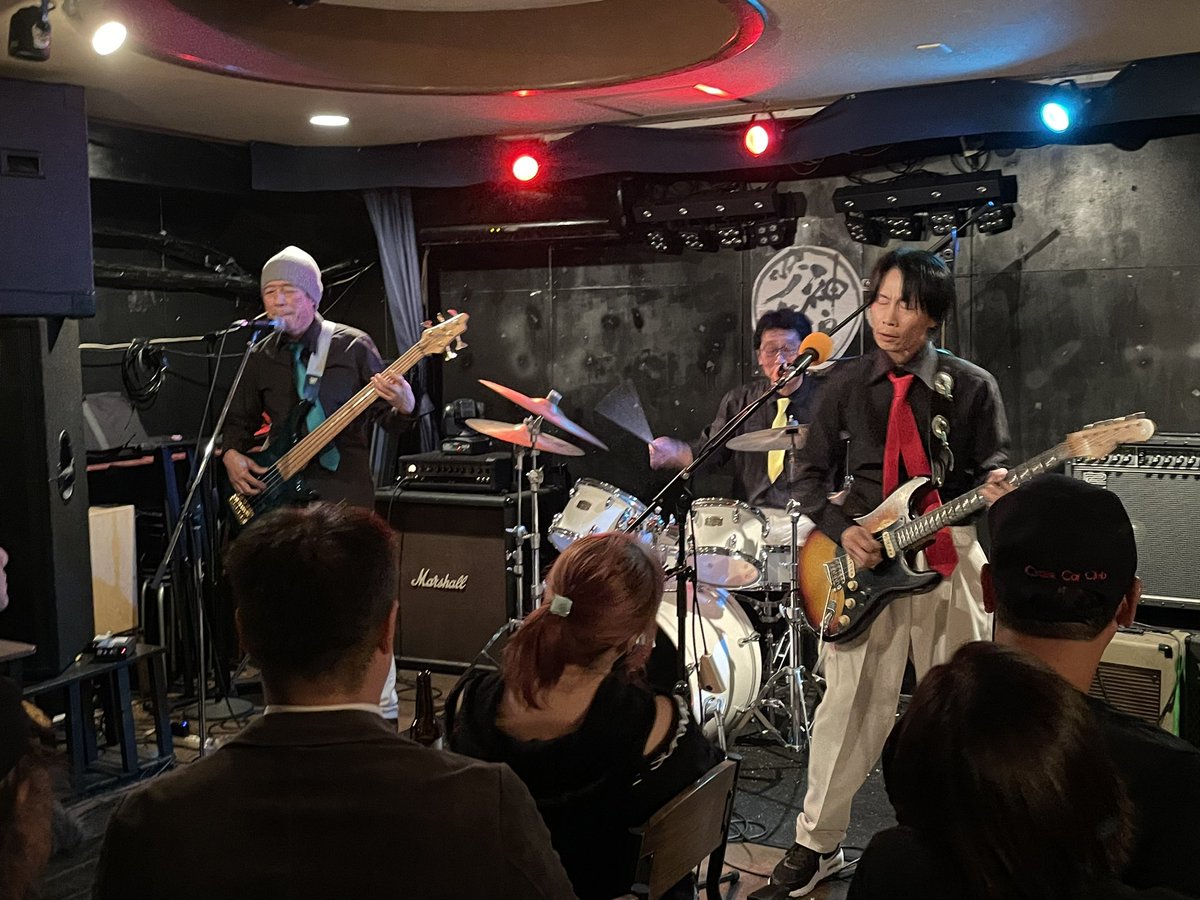 shugybass1968's tweet photo. 今夜の別館神戸少年でのライブにご来場いただいた皆様、ありがとうございました‼️
満員御礼‼️
共演のIVANKOLOFF さん、Brainba Stersさん、お疲れ様でした。
今年一番の盛り上がりでした🙌
#furglown
#brainbasters
#イワンコロフ
#YukkeyKNT
#yuzi1104
#kobe_syonen https://t.co/THTB7OEYjp