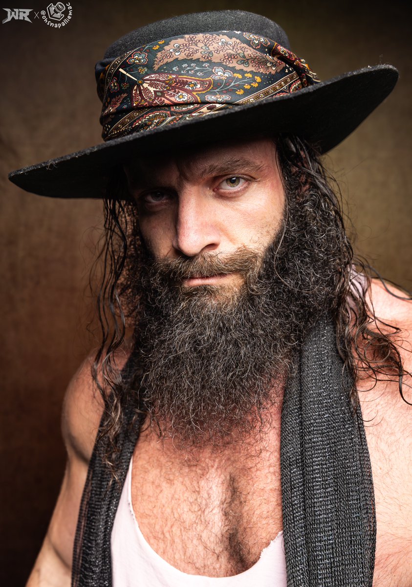 ohsnapalliemac's tweet photo. Walking with @_Iam_Elijah_ at @PWRevolver // #RevolverBAD https://t.co/SC2JXhiteQ