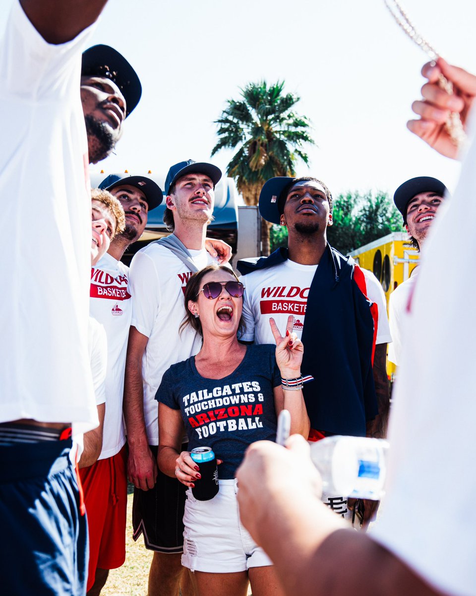 ArizonaMBB's tweet photo. Tailgating and spending time with the best fans in the country 🐻⬇️ https://t.co/WeBaYQo52f