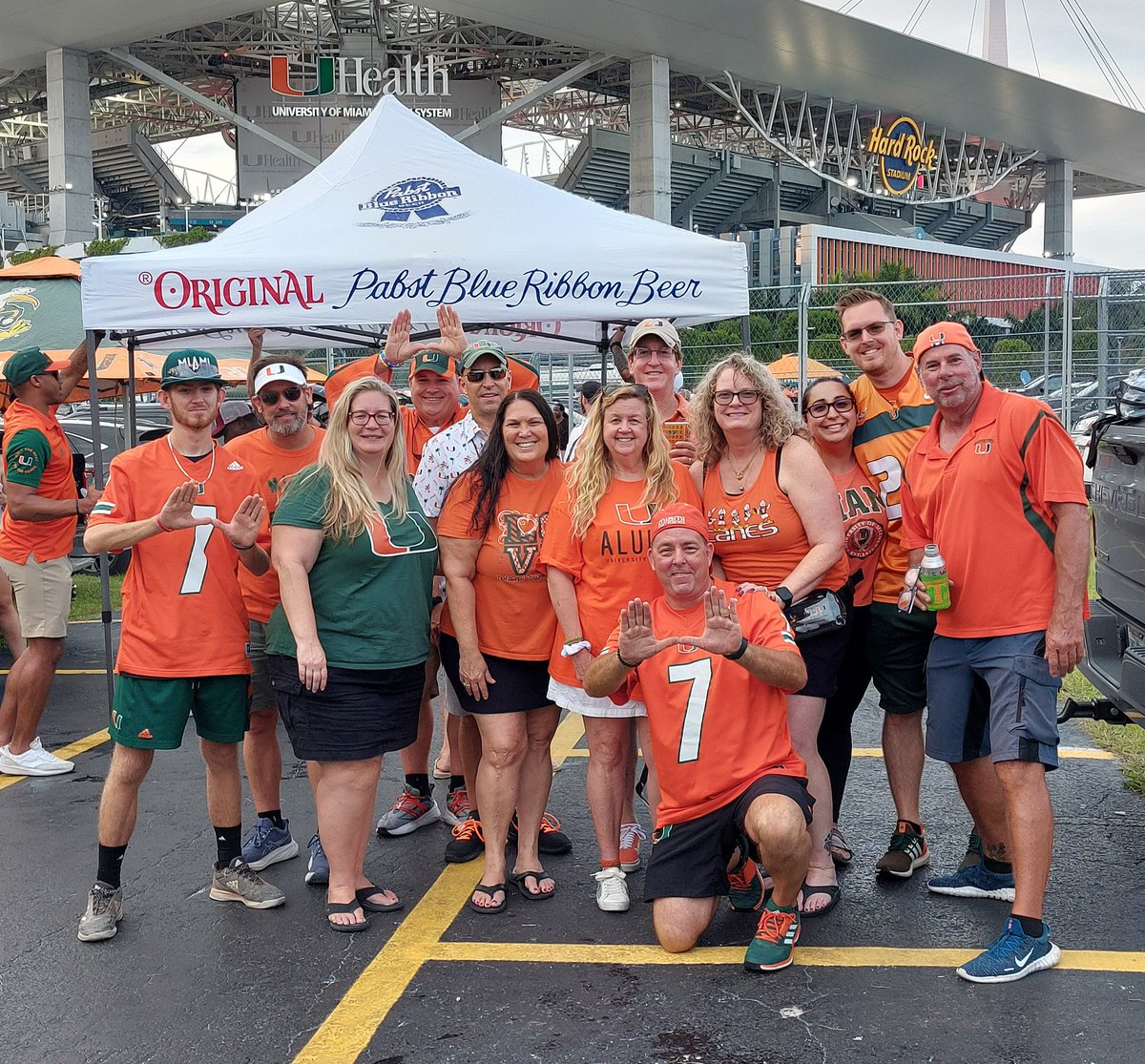 PanthersFrAN93's tweet photo. Fun day with our Tailgate Crew!  #GoCanes #miamihurricanes https://t.co/qfV97KlW5x