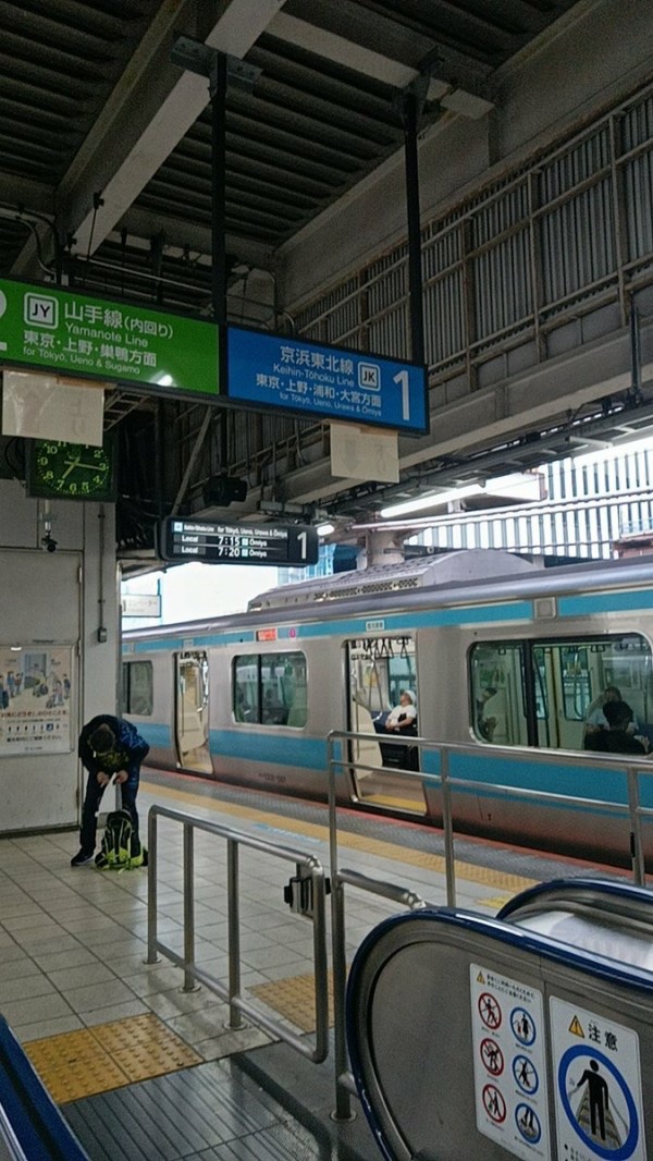 【目撃証言】『線路に入ったおっさんが座り込んでるアナウンス警察官説得』#東海道線 横浜〜川崎駅付近 踏切安全確認（線路内人立ち入り） #京浜東北線 など遅延10月27日 #横浜 #川崎 : 事件事故・災害速報ニュース blog.livedoor.jp/reer121/archiv… 再開 復旧 遅延原因 確保 日曜日朝から横浜マラソン遅刻