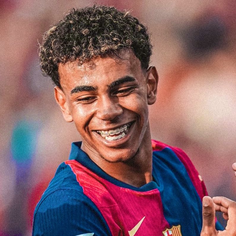 BlazquezFont's tweet photo. Lamine Yamal sufrió insultos racistas por parte de varios aficionados tras marcar contra el Real Madrid. Deberían condenarlo igual que sucede con Vinicius, pero no tienen ni decencia ni respeto. Si fuera en el Metropolitano ya abriría todos los informativos. #FCBarcelona https://t.co/keJvZja61h