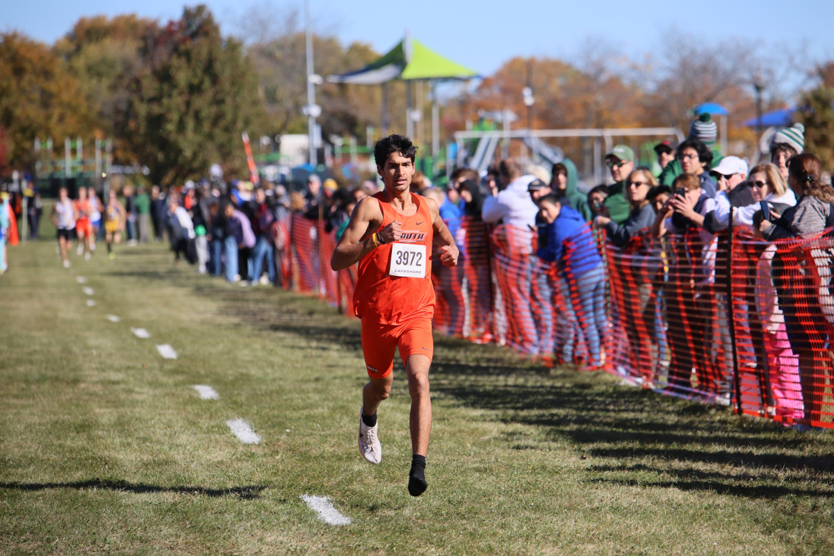 Sy Narayanan won at Glenbard West today running most of the race with just one shoe. Great photo from Kevin Dorsey!