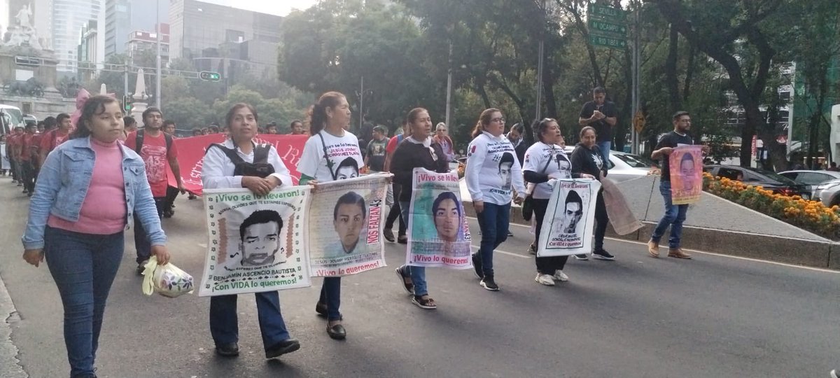 Desinformemonos's tweet photo. Continúa la movilización por #Ayotzinapa A 10 años y un mes de la desaparición de los 43 normalistas marcha hoy del Àngel de la Independencia al Hemiciclo a Juárez.  
Fotos: Haizel de la Cruz
https://t.co/DKVEUZ9ex7 https://t.co/aGiwK3sJBV