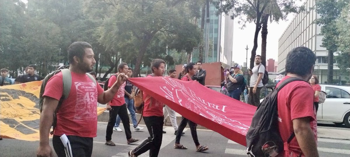 Desinformemonos's tweet photo. Continúa la movilización por #Ayotzinapa A 10 años y un mes de la desaparición de los 43 normalistas marcha hoy del Àngel de la Independencia al Hemiciclo a Juárez.  
Fotos: Haizel de la Cruz
https://t.co/DKVEUZ9ex7 https://t.co/aGiwK3sJBV