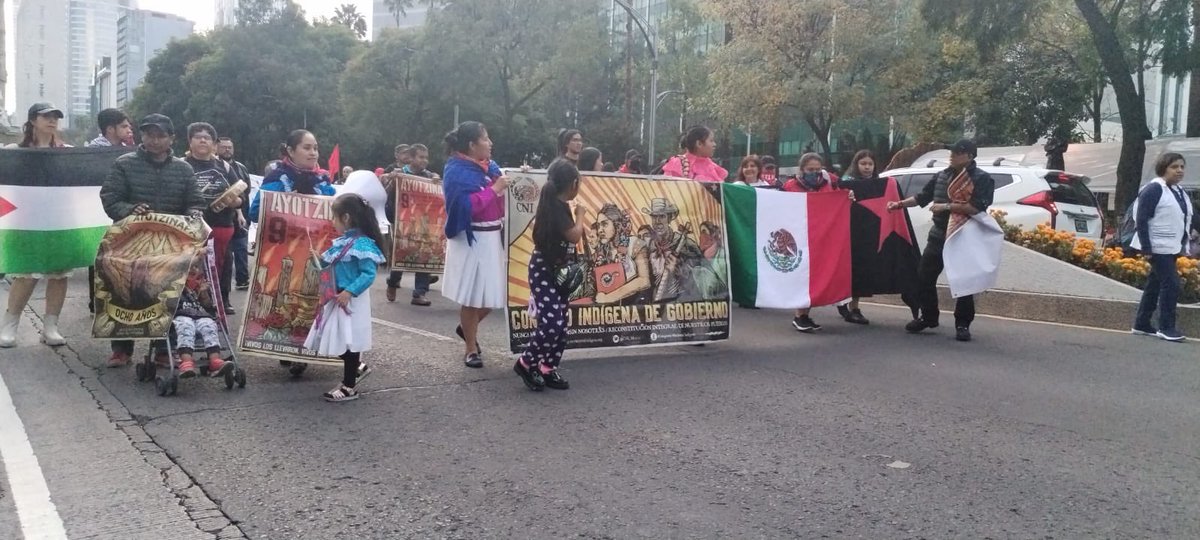 Desinformemonos's tweet photo. Continúa la movilización por #Ayotzinapa A 10 años y un mes de la desaparición de los 43 normalistas marcha hoy del Àngel de la Independencia al Hemiciclo a Juárez.  
Fotos: Haizel de la Cruz
https://t.co/DKVEUZ9ex7 https://t.co/aGiwK3sJBV