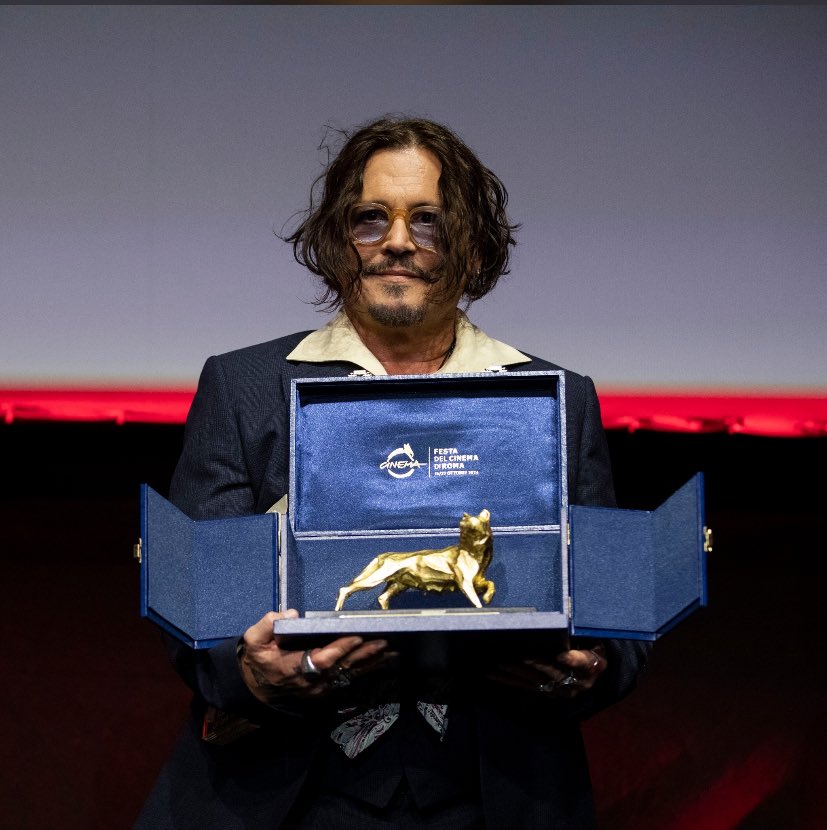 centraldepp's tweet photo. 🎥 ELE MERECE | Johnny Depp recebendo o Prêmio De Carreira pelo conjunto de obra no 19º Festival de Cinema de Roma. Esse prêmio é um reconhecimento da sua extraordinária jornada como artista. 

• 26 de Outubro de 2024. https://t.co/Kk76VEWHYp