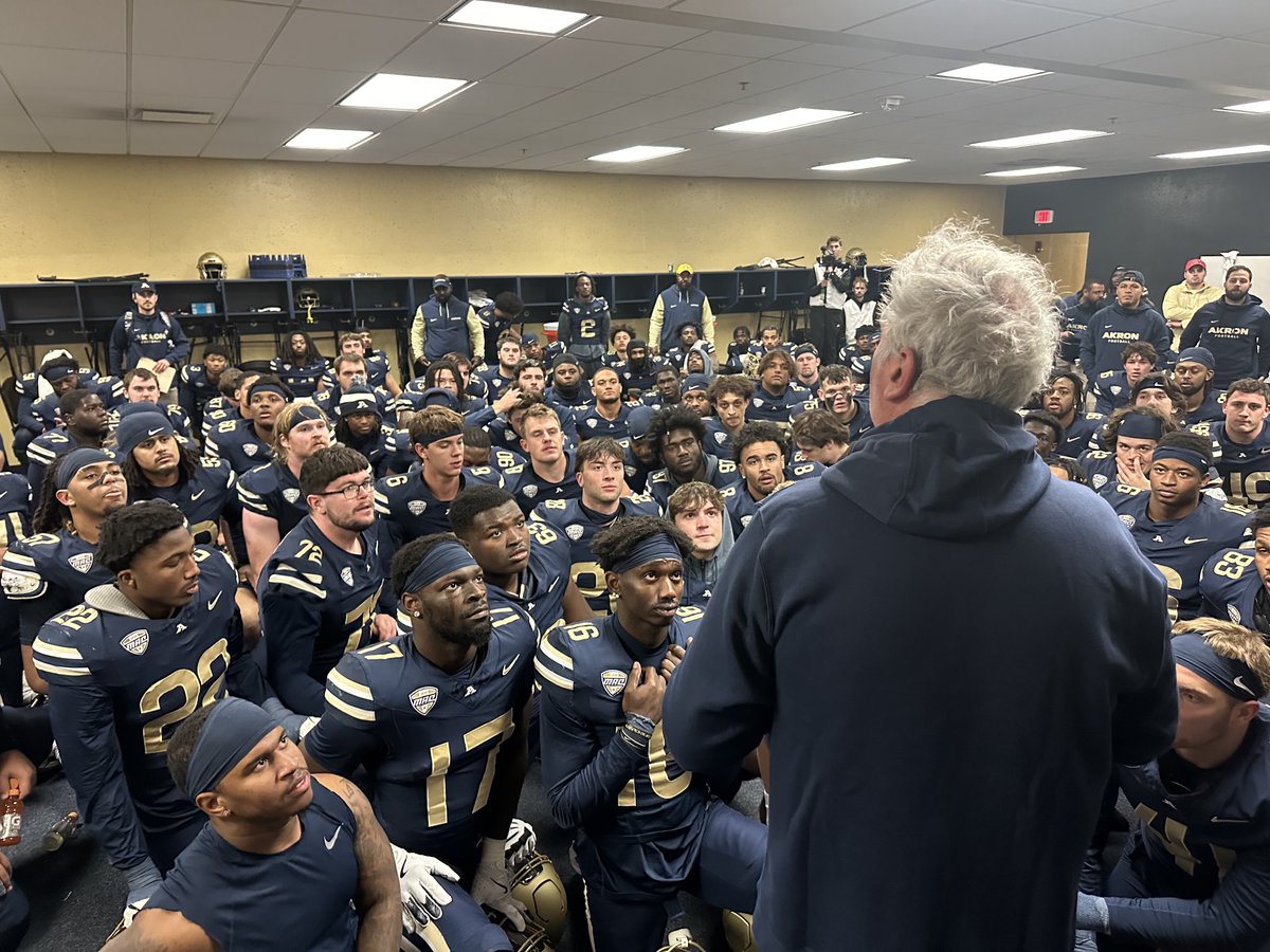 That winning feeling! ⁦<a href="/ZipsFB/">Akron Football</a>⁩ #GoZips