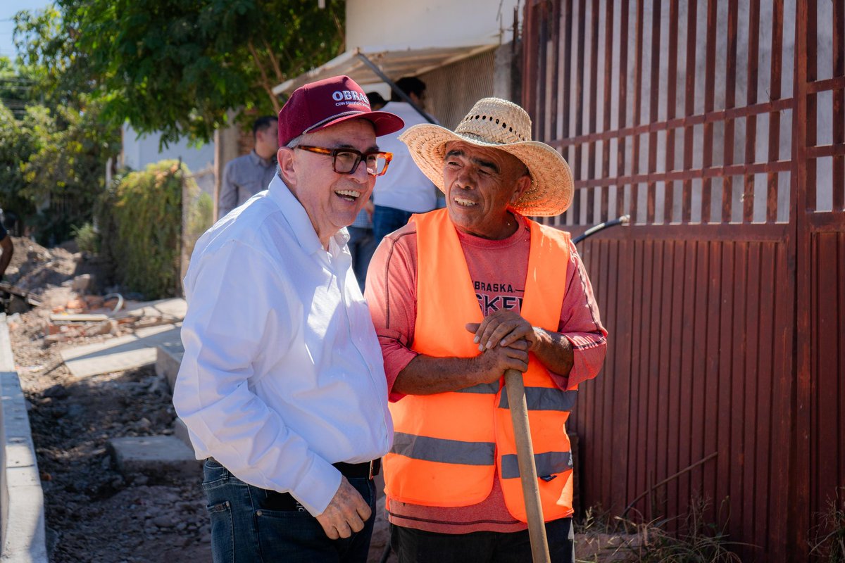 rochamoya_'s tweet photo. En las colonias Renato Vega y Vista Hermosa, tenemos activa la construcción de un sistema de calles que vendrán a dar a las familias una solución al problema de movilidad y conectividad de sus hogares con las calles principales. Son peticiones que nos hacen las familias, y que mejoran sustancialmente la calidad de vida de todas y todos. Así, atendiendo las peticiones de la ciudadanía es como los gobiernos de la transformación trabajamos. Estoy muy al pendiente de lo que me pide la gente, y les estamos resolviendo.