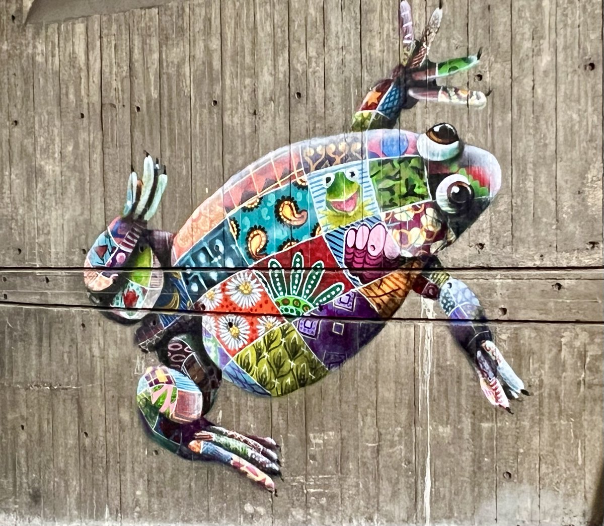 LizzieHelenMay's tweet photo. #Mondaysarebrutal #muralMonday - colourful murals by artist Louis Masai brighten the concrete walls of an underpass at London Zoo (might need a click) https://t.co/kWp4KXyXzZ