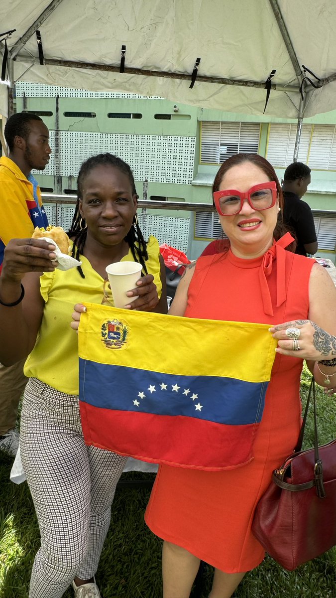EmbStVincent_ve's tweet photo. La mision diplomatica venezolana en San Vicente y las Granadinas participo en el intercambio cultural culinario, organizado por la C W Prescott Primary School, en el contexto del 45 aniversario de la independencia de San Vicente y las Granadinas. 
El jefe de la mision diplomatica 🇻🇪 en 🇻🇨 compartió con la comunidad vicentina algunas muestras de comida tradicional venezolana como la arepa, el quesillo y el papelon con limon. Las autoridades de la escuela agradecieron a la Embajada el trabajo constante que realiza esta mision para fortalecer a traves de la cultura, los lazos de amistad entre Venezuela y San Vicente y las Granadinas.  The Venezuelan diplomatic mission in Saint Vincent and the Grenadines participated in the culinary cultural exchange, organized by the C W Prescott Primary School, in the context of the 45th anniversary of the independence of Saint Vincent and the Grenadines. The head of the 🇻🇪diplomatic mission in 🇻🇨 shared with the Vincentian community some samples of traditional Venezuelan food such as arepa, quesillo and papelon with lemon. The school authorities thanked the 🇻🇪Embassy for the constant work carried out by this mission to strengthen, through culture, the ties of friendship between Venezuela and Saint Vincent and the Grenadines. #diplomaciabolivarianadepaz @CancilleriaVE @yvangil @rlicausi @FPerezSantana @IVCC_SVG @stvincenttimes