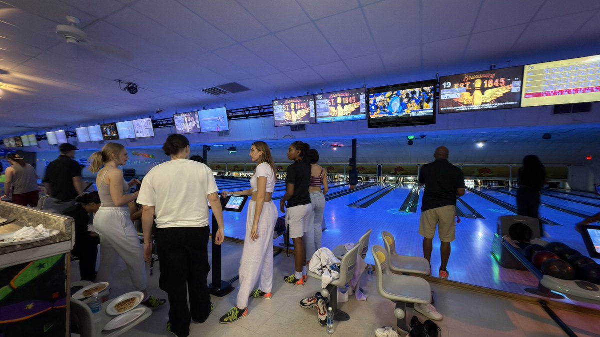 A time was had, but we will all stick to what we know best 😂🎳🏀 nothing like a little team bonding before official season ❤️🖤 #LadyHawks #TeamBonding #CollegeBasketball #Howard