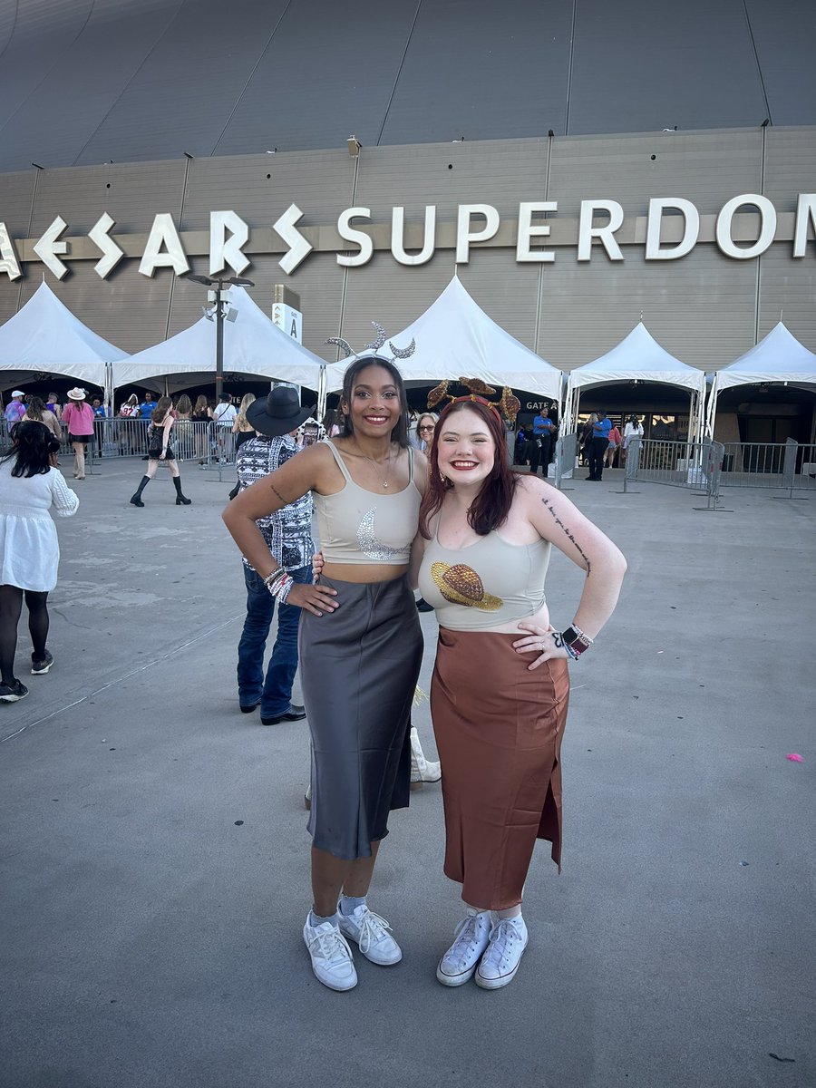formulaswift16's tweet photo. Love you to the moon and to Saturn @taylornation13 @buggsarenicee #NOLATSTheErasTour https://t.co/uXUNx0V9R7