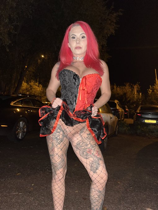 Come on ladies. Let&rsquo;s see your Halloween outfits🎃👻 https://t.co/KVNlxXgPAd