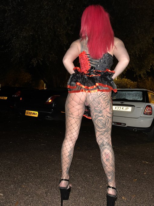 Come on ladies. Let&rsquo;s see your Halloween outfits🎃👻 https://t.co/KVNlxXgPAd