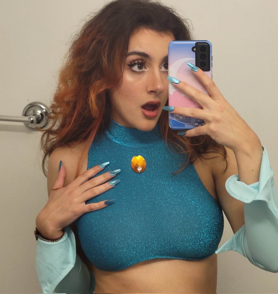 floofyval's tweet photo. LOOK at that nail color match with my costume https://t.co/CQzvp6TSOR