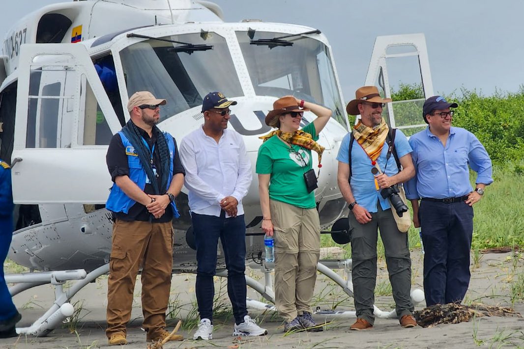 LuisAlfonsoEsc's tweet photo. Como tumaqueño, me llena de orgullo recibir a la delegación del @NYBG en las hermosas playas de Bocagrande. 🌊

En esta tierra, donde se entrelazan los mundos del Océano y del Litoral Pacífico celebramos la fuerza de una comunidad que protege los mares y manglares, esenciales para la vida y la paz.

Reconocemos el potencial de la economía azul como un camino hacia el desarrollo sostenible de nuestro pacífico. Al cuidar de los recursos marinos y costeros, estamos construyendo un futuro donde prosperidad y biodiversidad coexisten en armonía: una paz que honra la naturaleza y las culturas que la preservan.