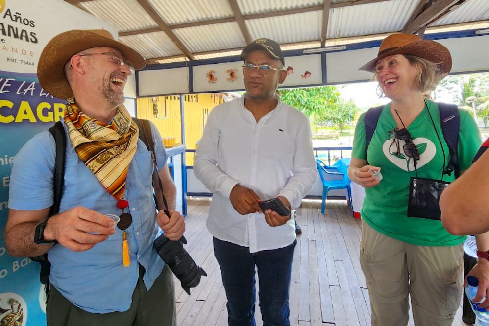 LuisAlfonsoEsc's tweet photo. Como tumaqueño, me llena de orgullo recibir a la delegación del @NYBG en las hermosas playas de Bocagrande. 🌊

En esta tierra, donde se entrelazan los mundos del Océano y del Litoral Pacífico celebramos la fuerza de una comunidad que protege los mares y manglares, esenciales para la vida y la paz.

Reconocemos el potencial de la economía azul como un camino hacia el desarrollo sostenible de nuestro pacífico. Al cuidar de los recursos marinos y costeros, estamos construyendo un futuro donde prosperidad y biodiversidad coexisten en armonía: una paz que honra la naturaleza y las culturas que la preservan.